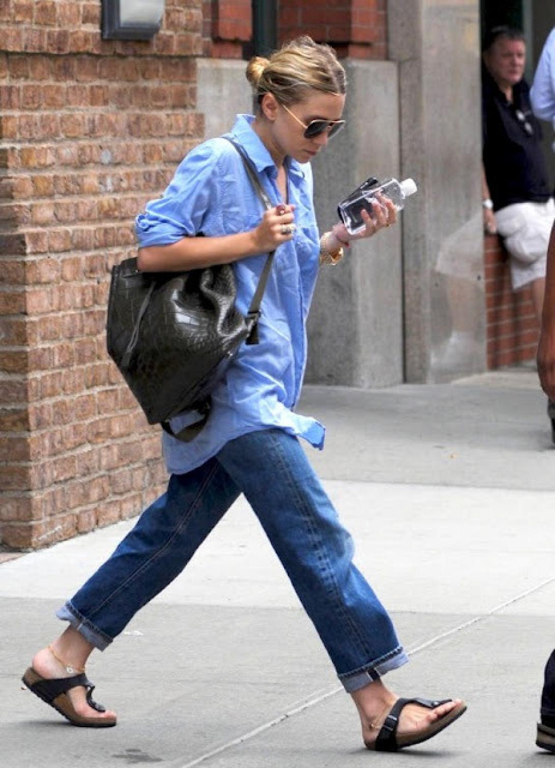 Η τάση της μόδας τοποθετεί την τσάντα στην πλάτη