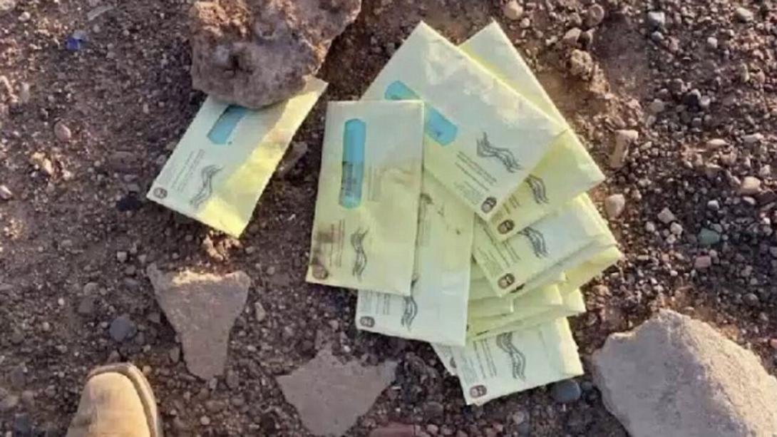 κλεμμένες επιστολικές ψήφοι πεταμένες σε χωράφι 