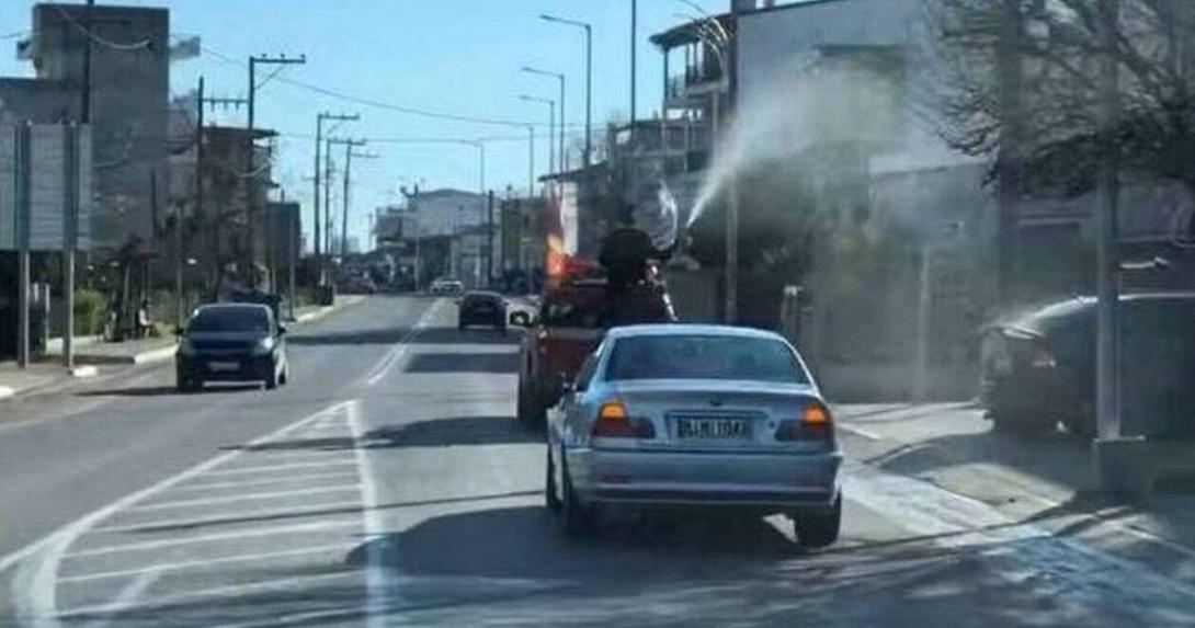 ιερέας ψεκάζει αγιασμό