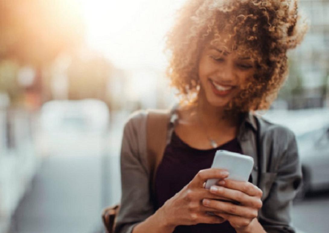 γυναίκα-κινητό τηλέφωνο-sms