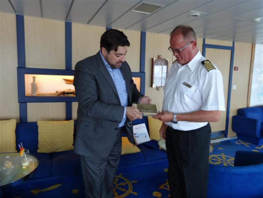 Συνάντηση Μπρά με τον πλοίαρχο του "Black Watch" Age Danielsen 