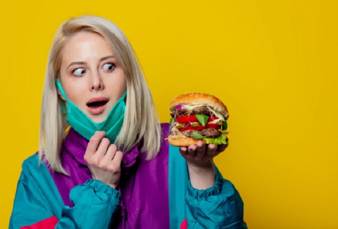 γυναίκα φαγητό κορωνοϊός