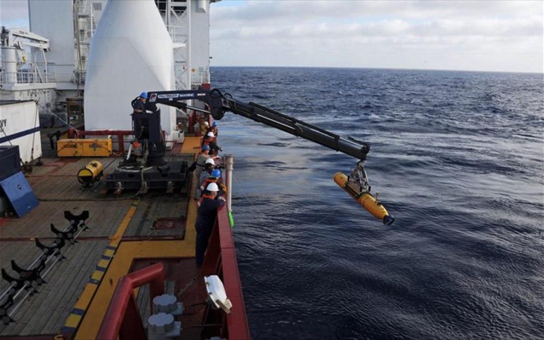 Στο βυθό της θάλασσας στρέφουν τις έρευνες για το χαμένο μπόινγκ