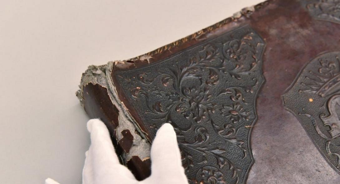 άλμπουμ φτιαγμένο από δέρμα κρατουμένου