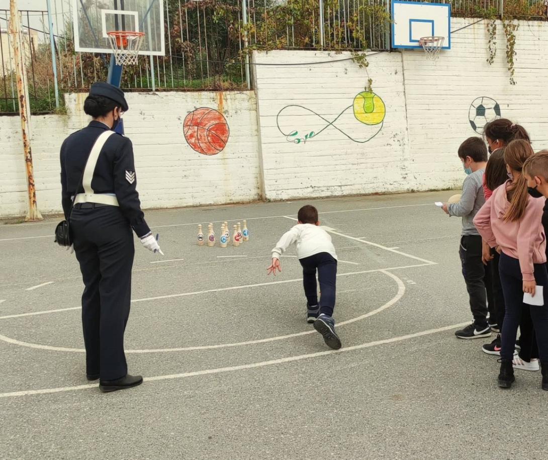 Καθοδηγητής σε κάθε διαδραστικό παιχνίδι ένας τροχονόμος - αστυνομικός, με τη βοήθεια των οποίων οι μαθητές μάθαιναν - παίζοντας τα έξι συναρπαστικά παιχνίδια του ΚΟΚ.