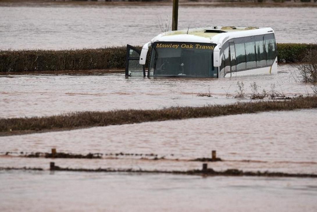 Απίστευτες εικόνες από το πέρασμα της καταιγίδας Ντένις