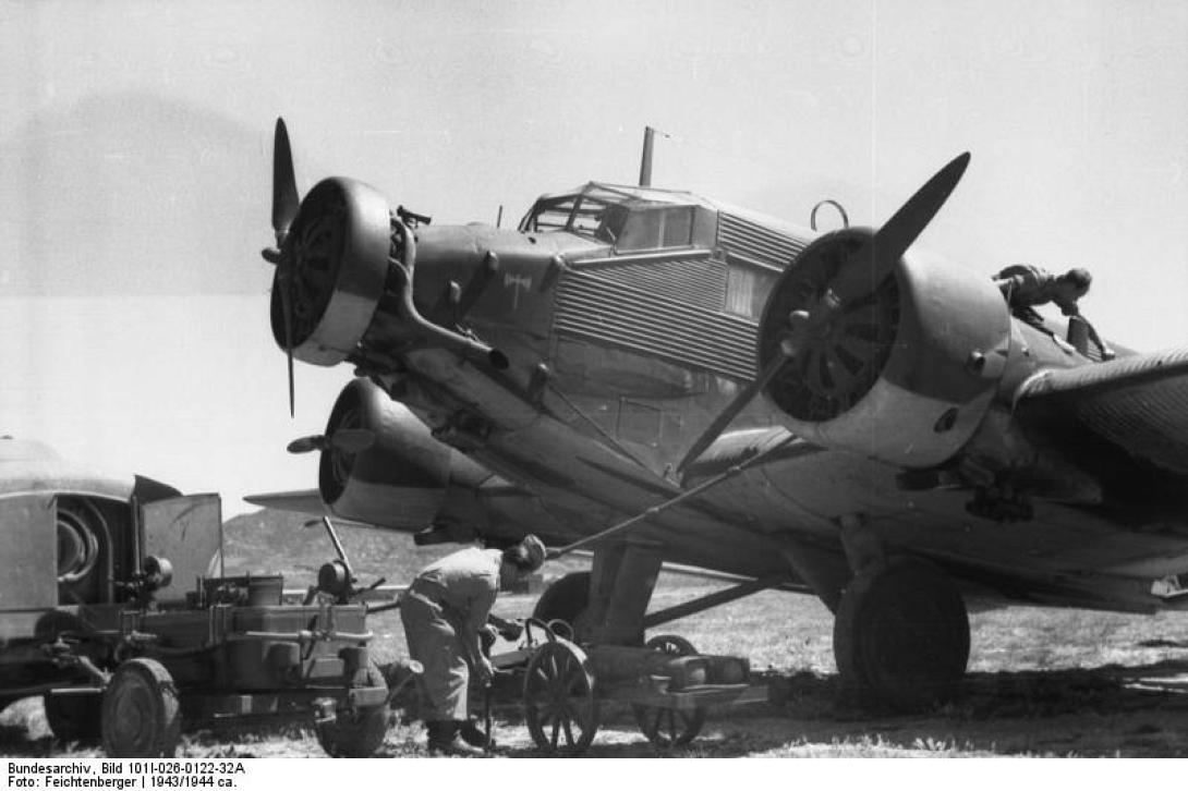 bundesarchiv_bild_101i-026-0122-32a_griechenland_kreta_ju_52.jpg