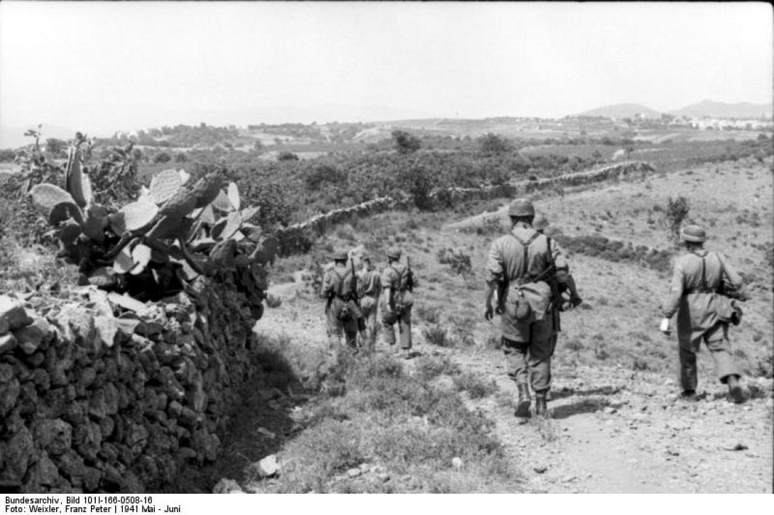 bundesarchiv_bild_101i-166-0508-16_kreta_vormarsch_deutscher_fallschirmjager.jpg