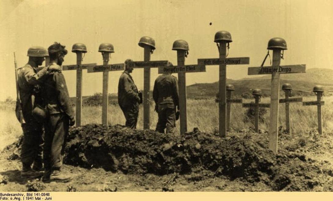 Επιζώντες Γερμανοί αλεξιπτωτιστές πάνω από τάφους συμπολεμιστών τους.