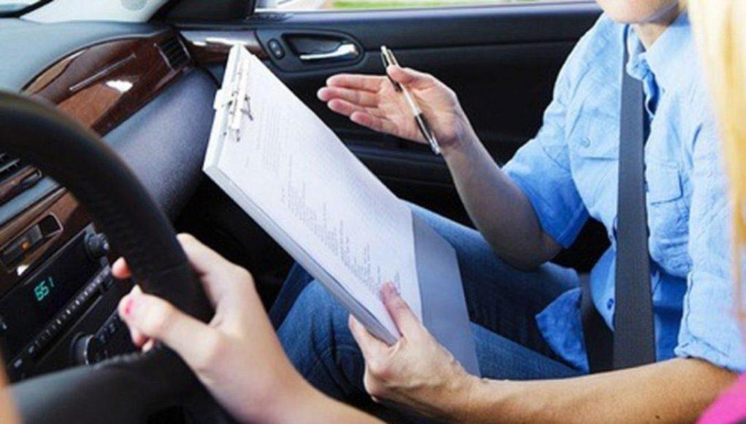 εξεταστής οδήγησης