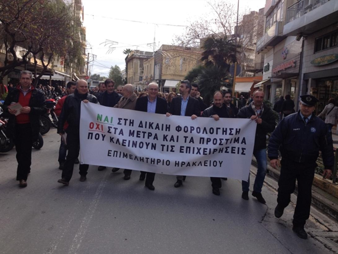 Φοροτεχνικοί και λογιστές του Ηρακλείου στη συγκέντρωση διαμαρτυρίας στο Σύνταγμα