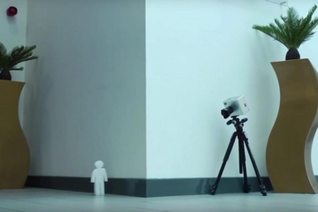 καμερα που βλέπει στις γωνιες