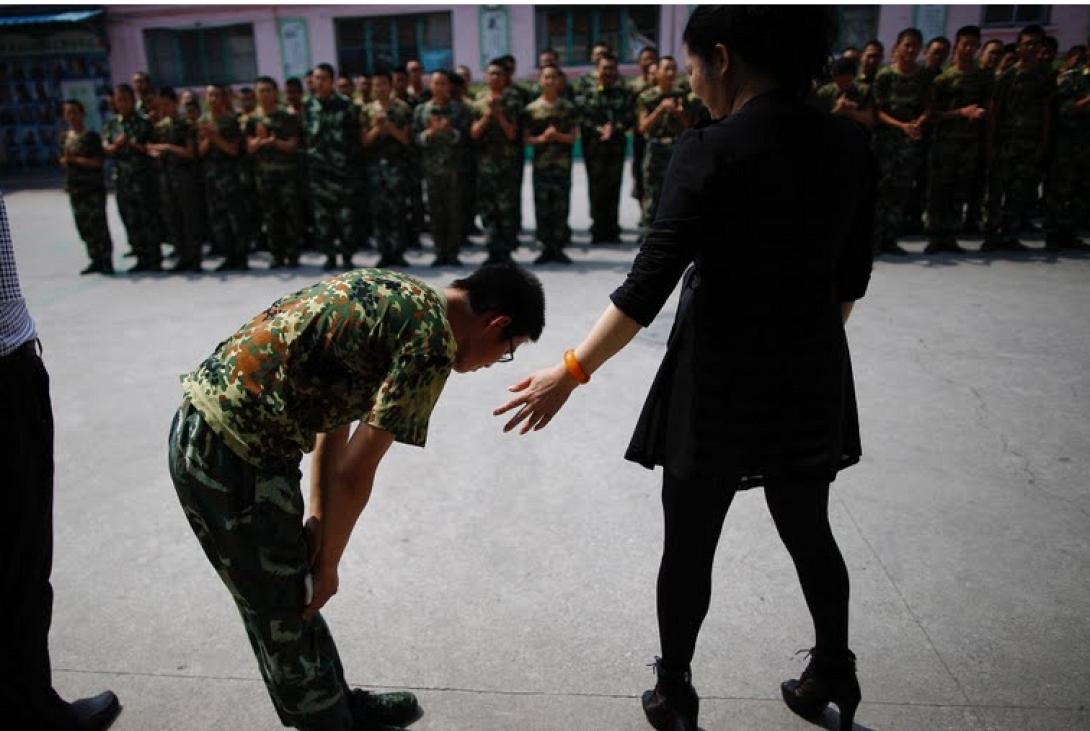 Αποτοξίνωση εφήβων από το ίντερνετ με... στρατιωτικά γυμνάσια