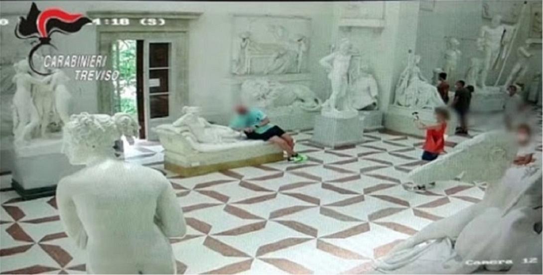 Τουρίστας «ξάπλωσε» σε γλυπτό 200 ετών και το... έσπασε