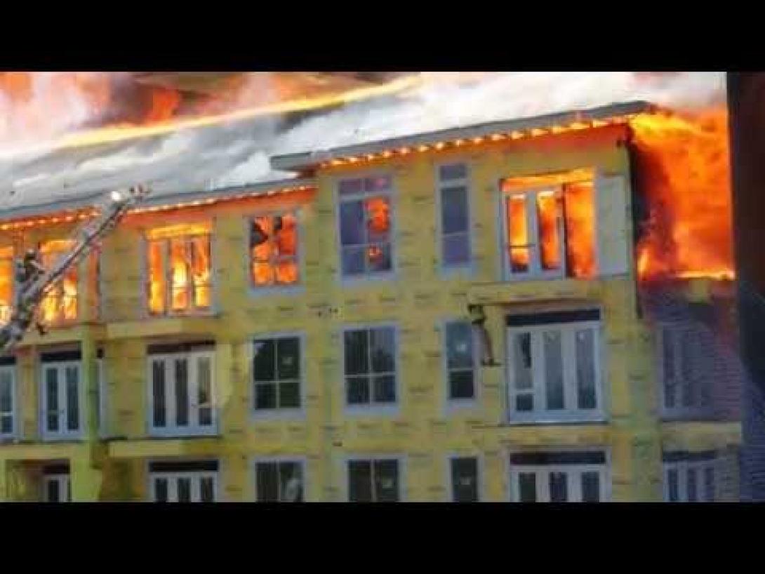 Βίντεο συλλαμβάνει τη συγκλονιστική διάσωση πυροσβέστη από φλεγόμενο κτίριο