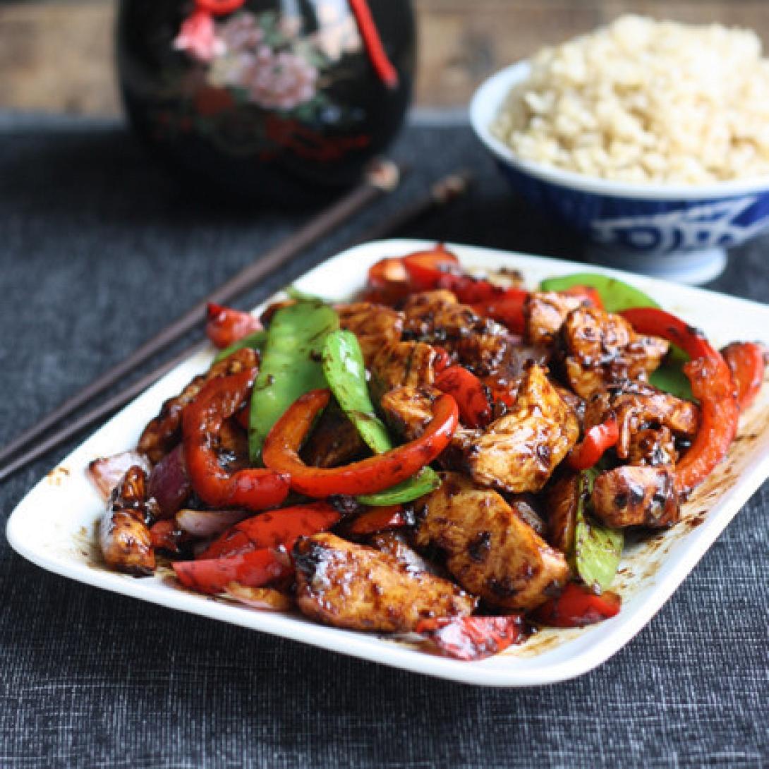 Κοτόπουλο με πιπεριές και σάλτσα τσίλι