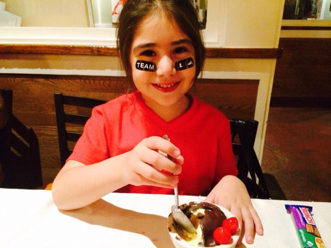 6χρονη σερβίρει τραπέζια για να μαζέψει χρήματα κατά του καρκίνου!