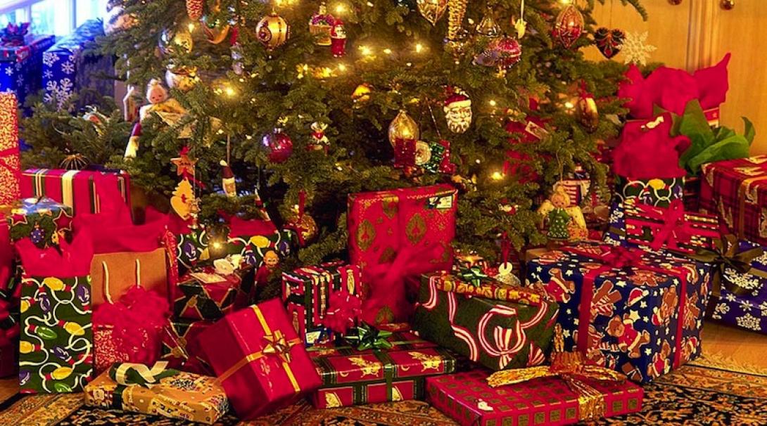 christmas-tree-with-presents.jpg