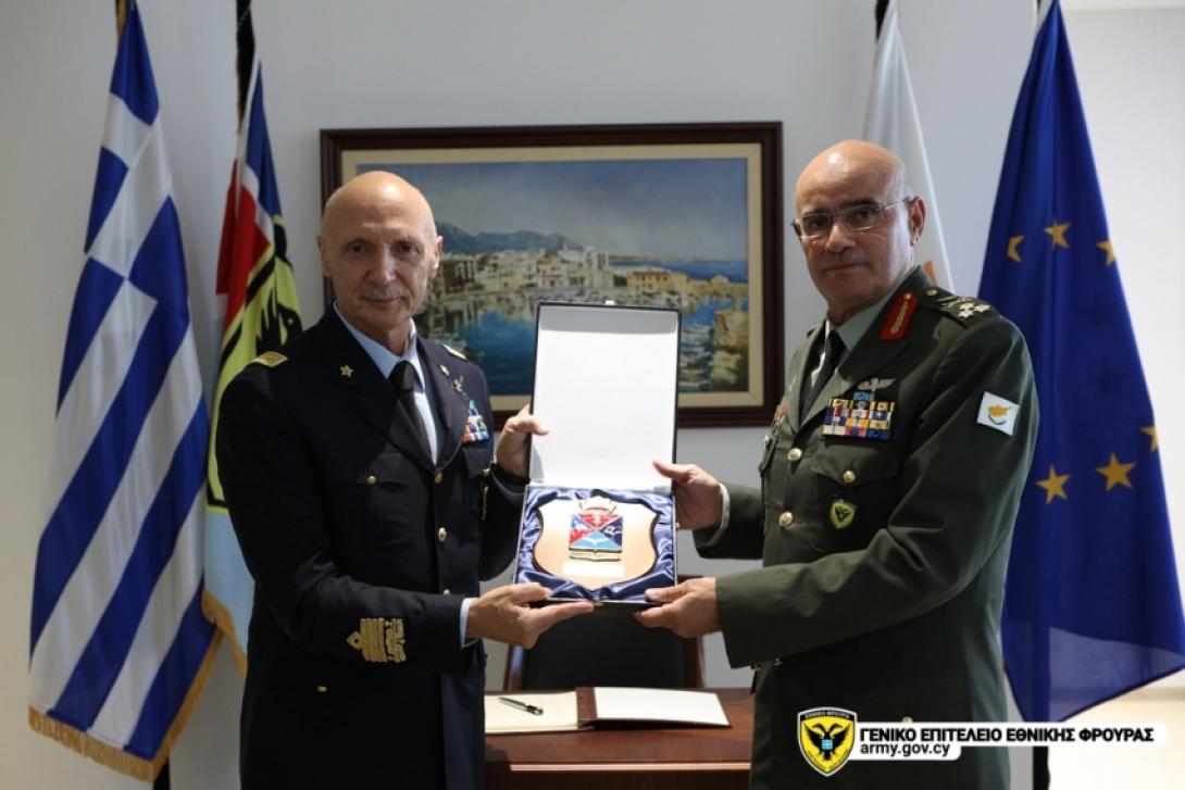 Ο Αρχηγός της Εθνικής Φρουράς ευχαρίστησε τον Ιταλό ομόλογό του για την παρουσία του στην Κύπρο και για τη συμμετοχή του στους εορτασμούς της επετείου για την ανακήρυξη της Κυπριακής Δημοκρατίας.