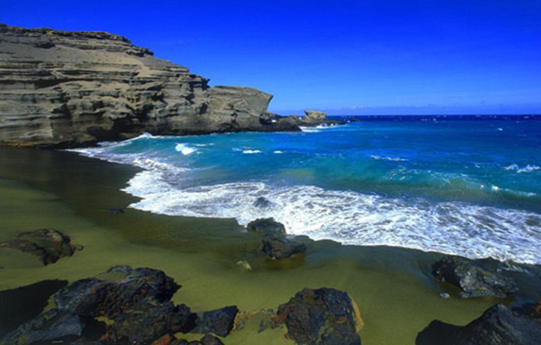 Μοναδικές παραλίες με χρωματιστή άμμο!