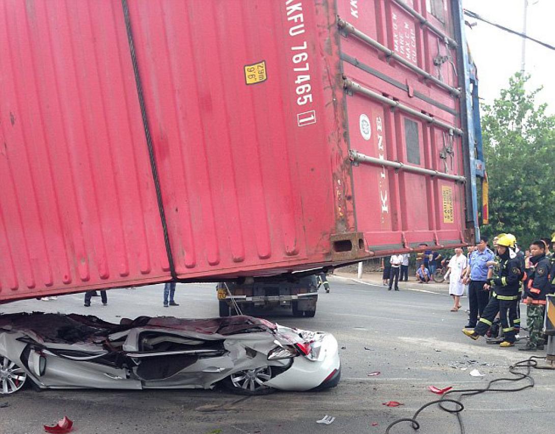 Απίστευτο: Επέζησαν από πτώση κοντείνερ πάνω στο αυτοκίνητό τους