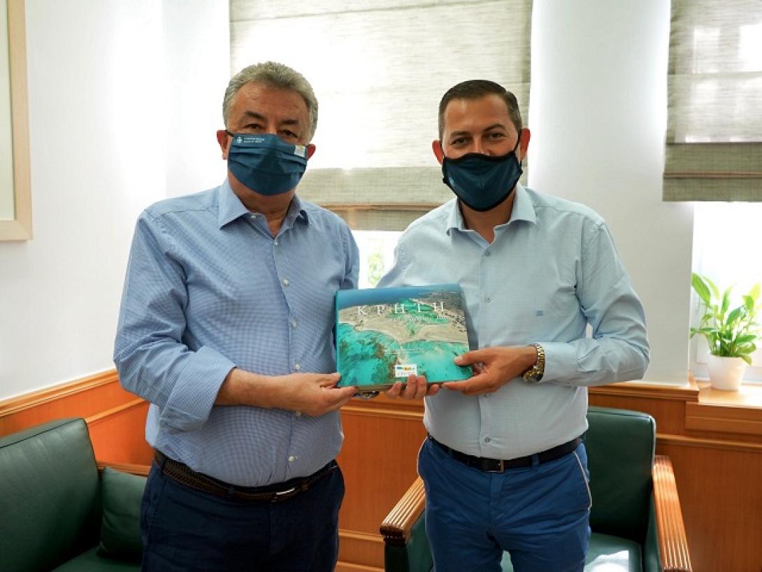 Αρναουτάκης με τον Αντιπεριφερειάρχη Αγροτικής Ανάπτυξης Δυτικής Ελλάδας   