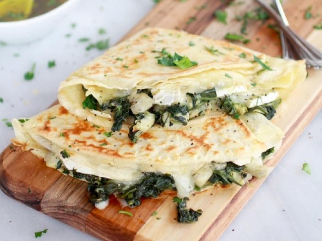 Κρέπες με σπανάκι και σάλτσα τυριών με άρωμα μέντας