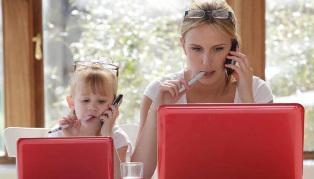 Εργαζόμενη μητέρα