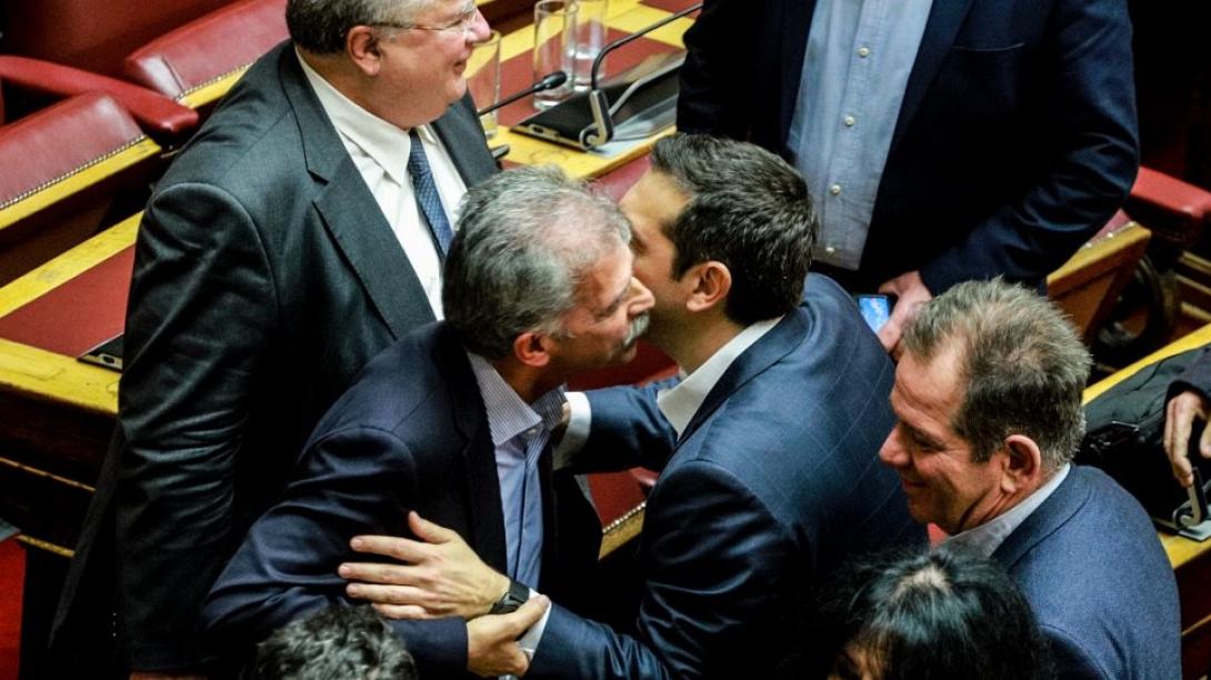 δανέλλης τσίπρας φιλί