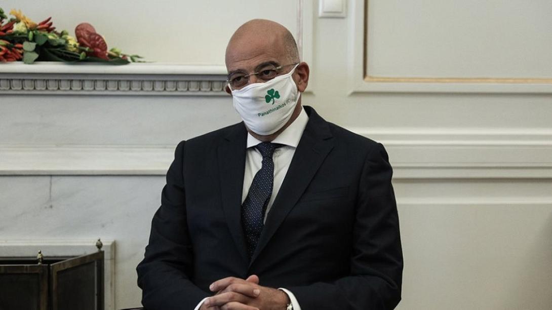 Δένδιας με μάσκα του Παναθηναϊκού