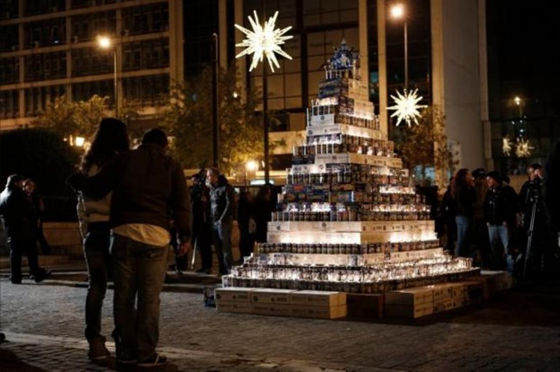 'Ενα χριστουγεννιάτικο δέντρο από... γάλα για τα παιδιά