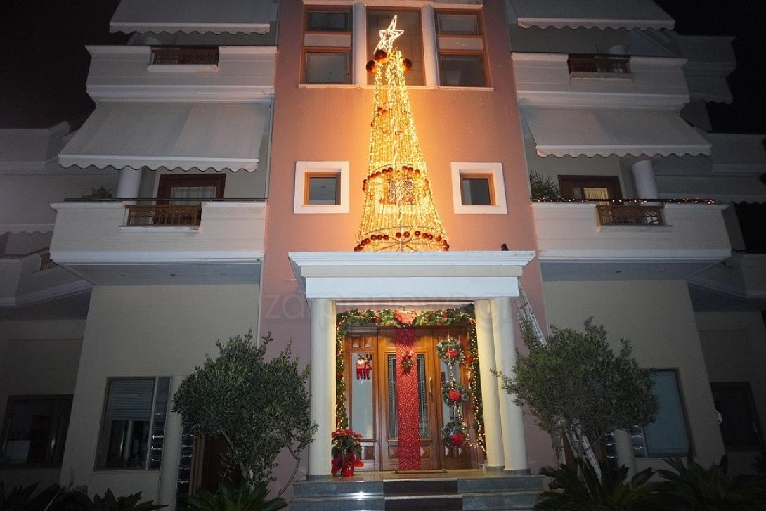 Μαγνητίζει τα βλέμματα το χριστουγεννιάτικο δέντρο 