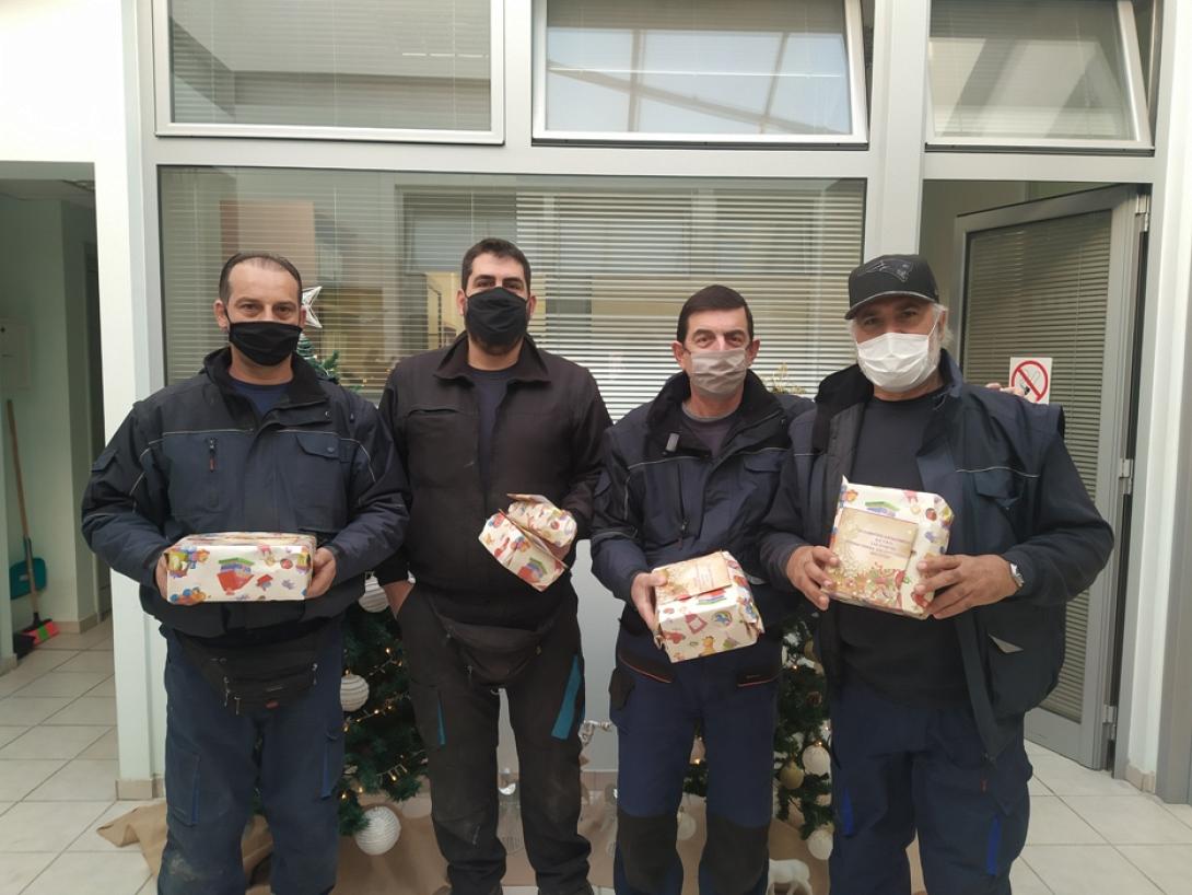 Οι εργαζόμενοι της ΔΕΥΑΗ μοίρασαν δώρα.