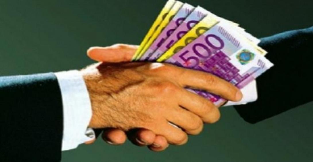 Μόδιστρος καταγγέλλει τη διαφθορά, σχεδιάζοντας κοστούμια χωρίς...τσέπες