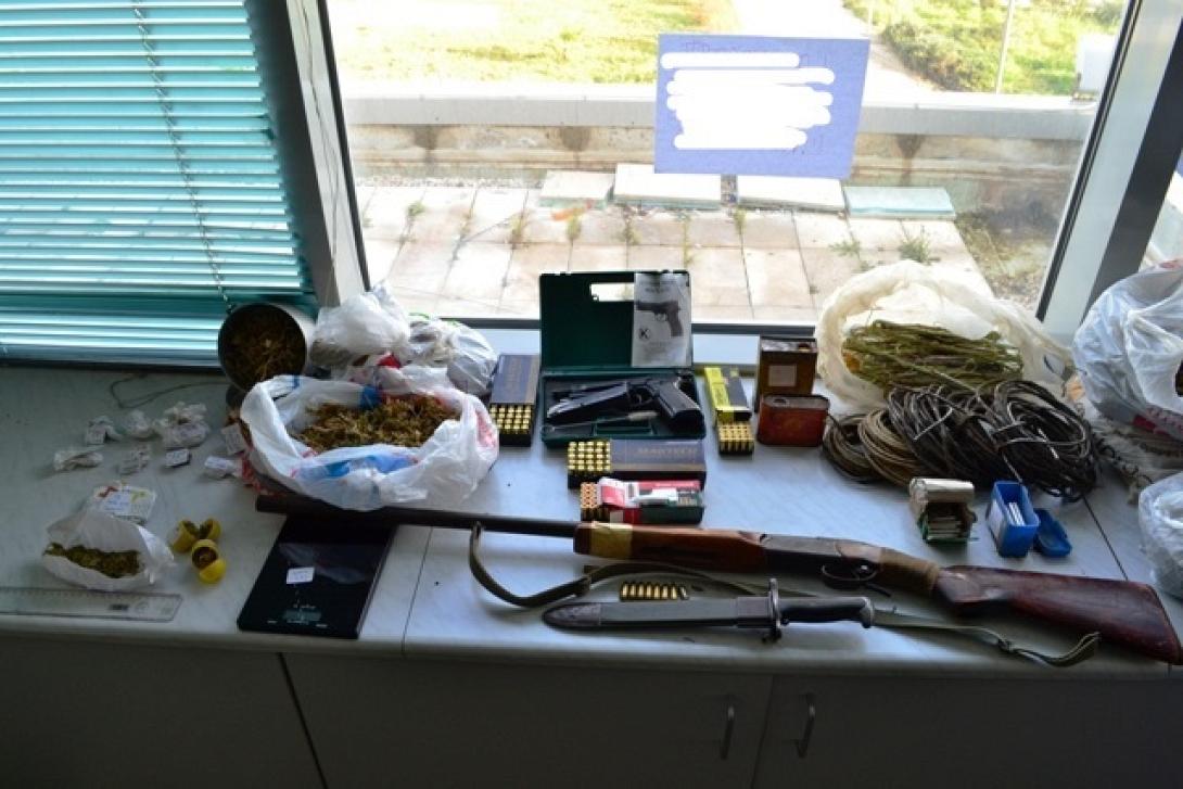 Στη "φάκα" της ΕΛ.ΑΣ. Ηρακλειώτης με μεγάλες ποσότητες χασίς και μίνι οπλοστάσιο (φωτο)