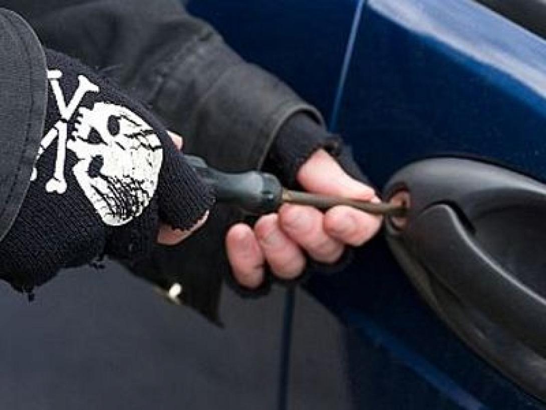 Βόλος: Ρήμαξε τρία αυτοκίνητα, για μερικά κέρματα