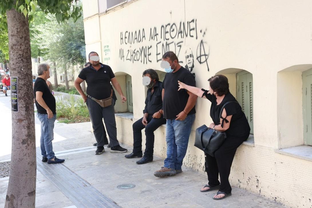 Συγγενείς του θύματος έξω από τα Δικαστήρια Ηρακλείου