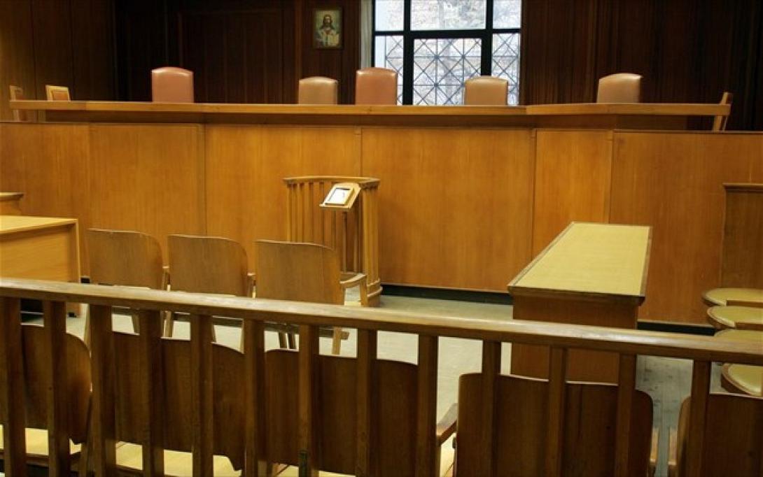 'Ενταση στο Ειρηνοδικείο Θεσσαλονίκης μεταξύ διαδηλωτών και ΜΑΤ