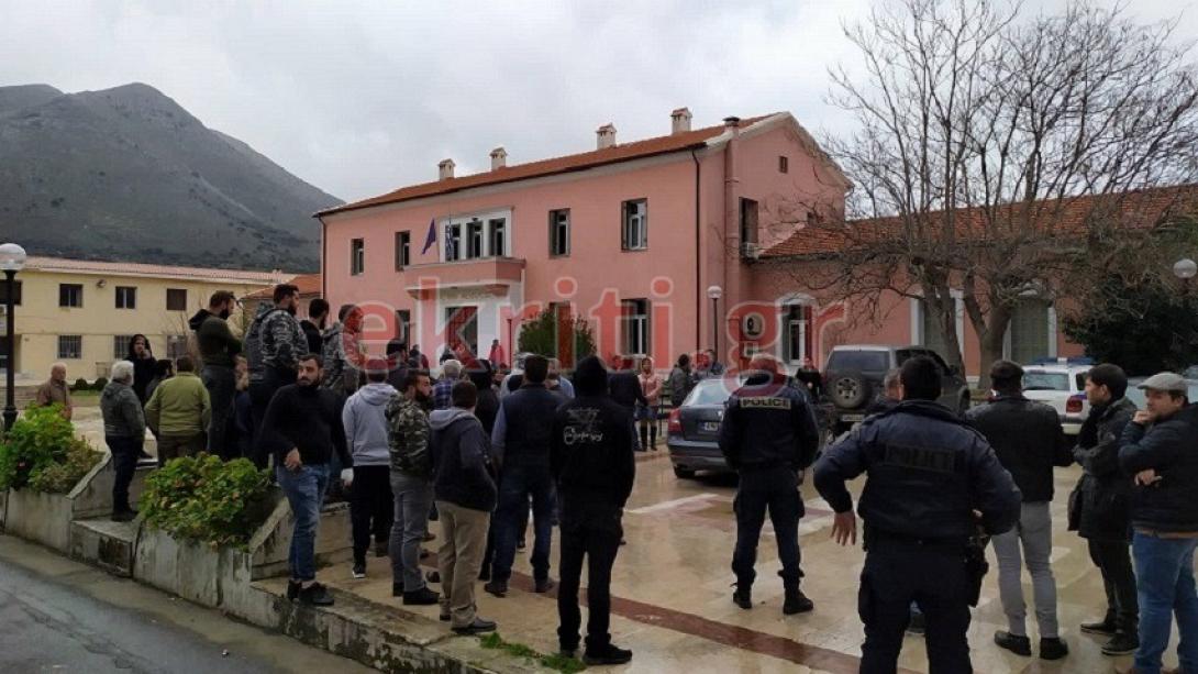 Συγγενείς του θύματος στα Δικαστήρια Νεάπολης