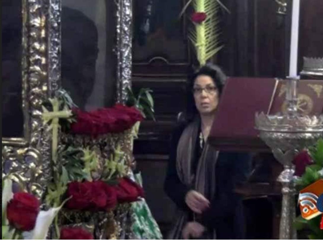 Η δήμαρχος Κέρκυρας, Μερόπη Υδραίου παρακολουθεί τη Θεία Λειτουργία μην υπολογίζοντας στη παρουσία τηλεοπτικής κάμερας