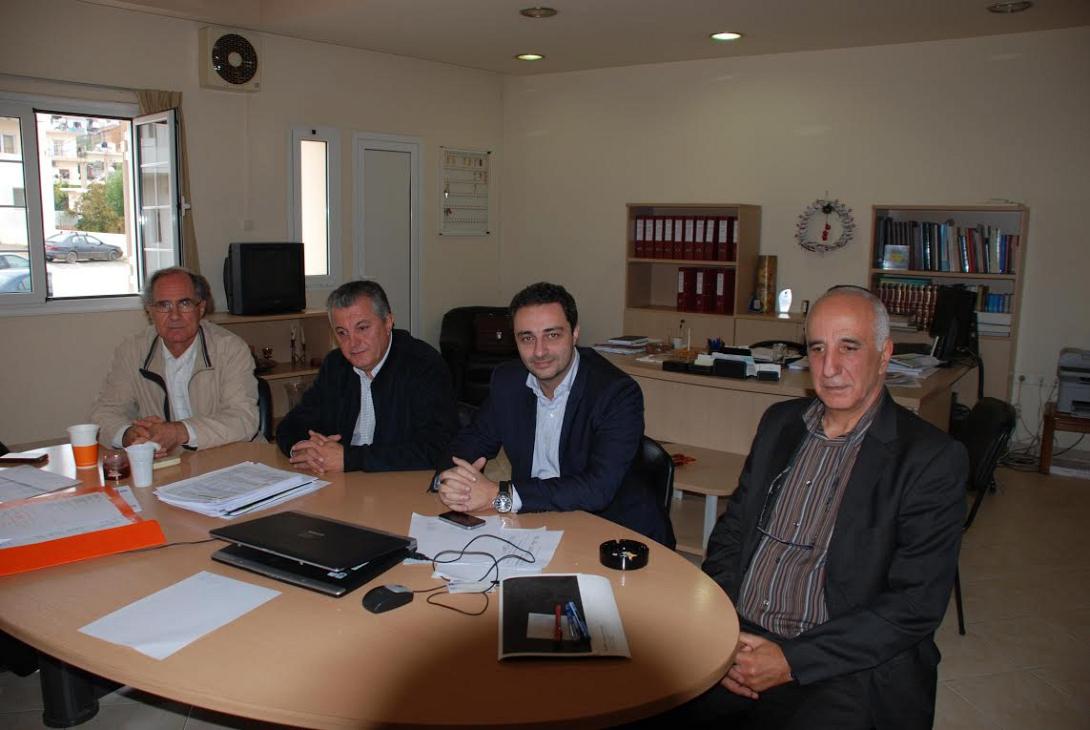 Συνάντηση Σενετάκη-Καλογεράκη με φόντο το αεροδρόμιο Καστελίου