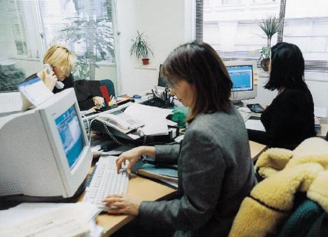 Μειώσεις μισθών στους δημόσιους υπαλλήλους από το Μάρτιο