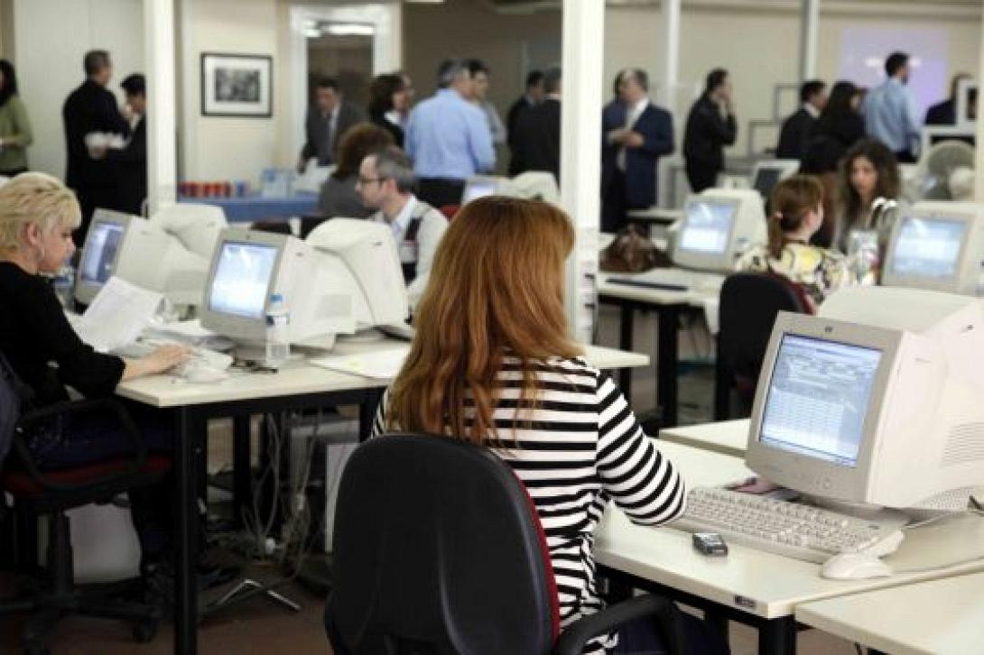 Handelsblatt: Διώχνουν από το Ελληνικό δημόσιο υπαλλήλους με πλαστά πιστοποιητικά