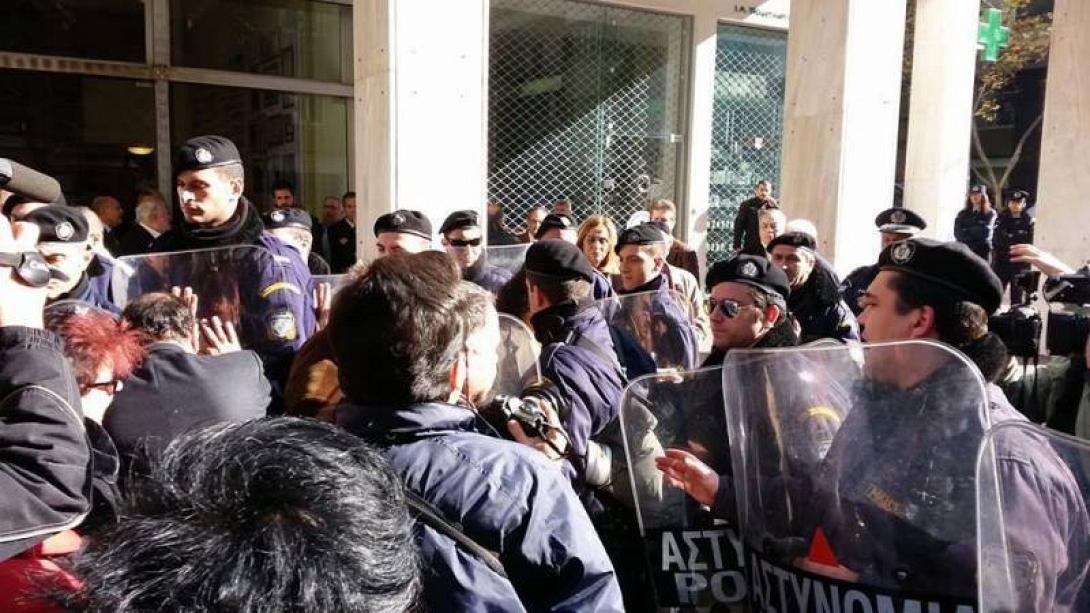 Χαμός στην ΕΣΗΕΑ- Δημοσιογράφοι εναντίον πολιτικών και στο βάθος... ΜΑΤ