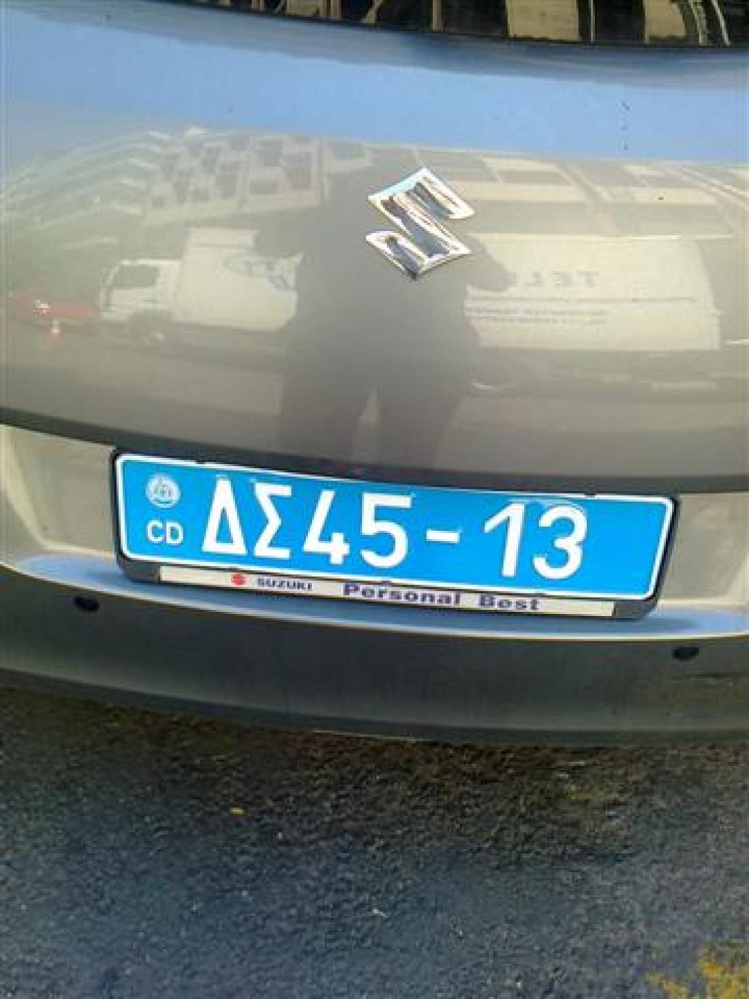   Κυκλοφορεί «Λιάπης» με διπλωματικές πινακίδες ;