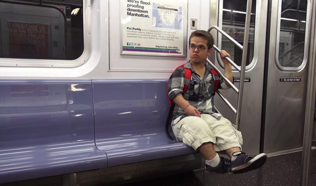 Ο ρατσισμός που δέχεται ένας άνθρωπος με νανισμό (βίντεο)