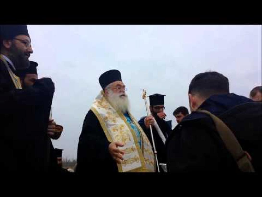 Μητροπολίτης σε πιστή: "Σουτ. Μιλάτε συνέχεια οι γυναίκες. Λυπάμαι τον άνδρα σου " (βίντεο)