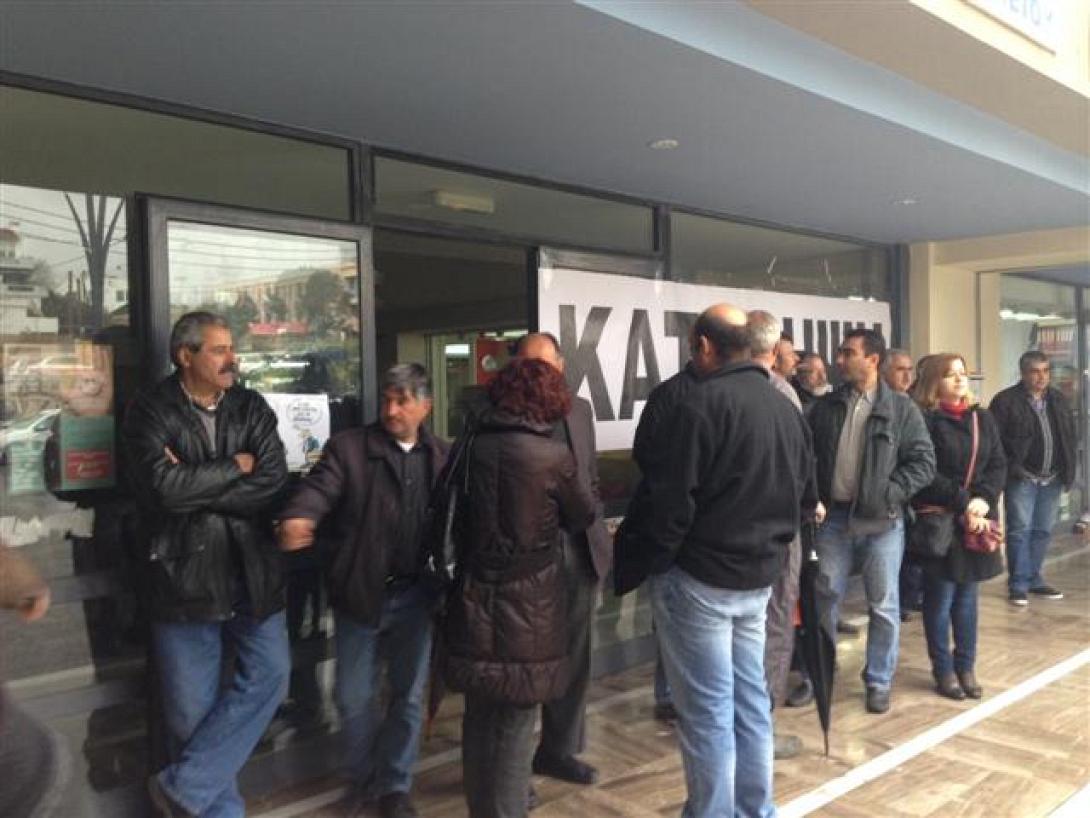 Παραμένει για δεύτερη ημέρα το αγροτικό "μπλόκο" στη ΔΟΥ Ηρακλείου