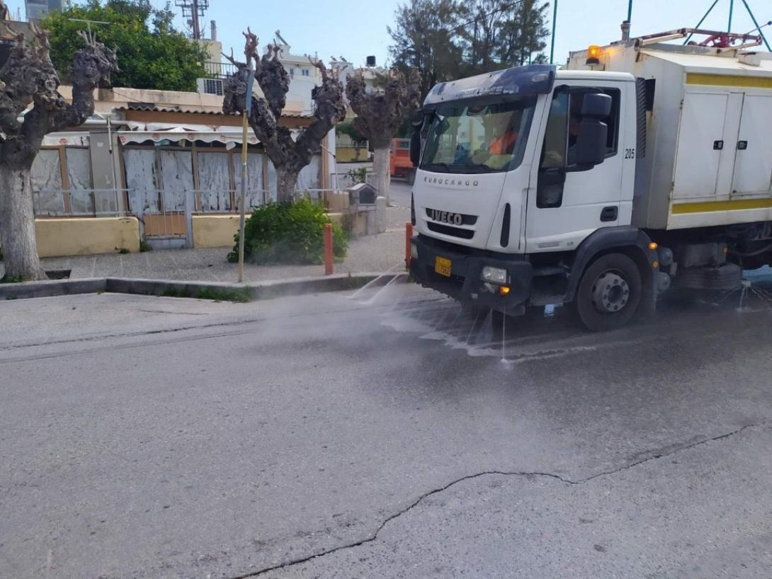 Δράση καθαριότητα από συνεργείο του δήμου Ηρακλείου.