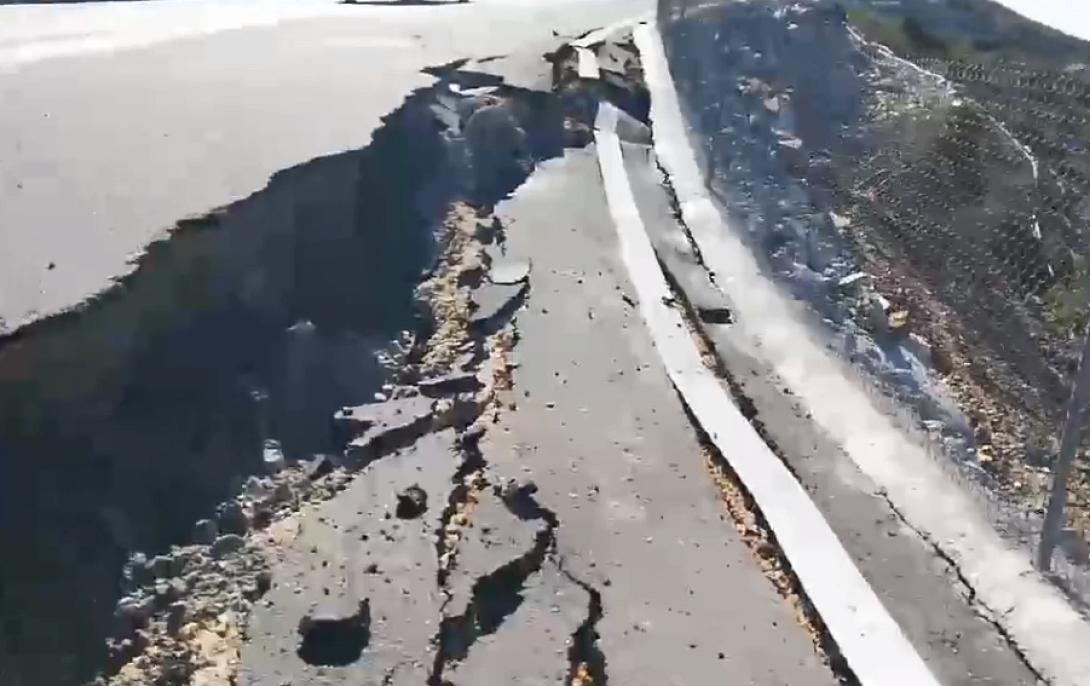 Δρόμος άνοιξε στα δύο